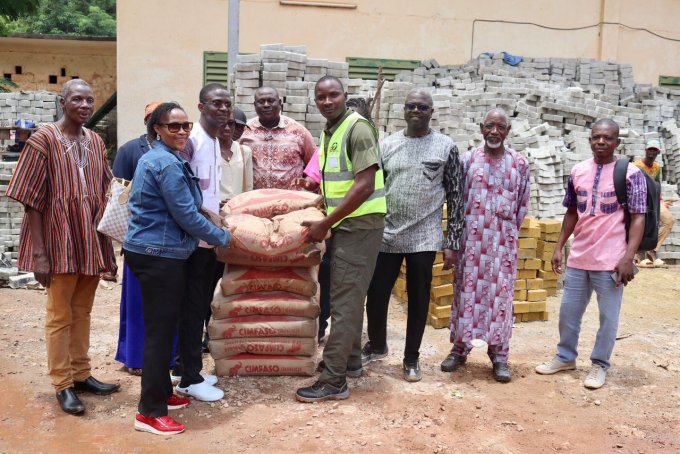 Burkina : L’Association des promoteurs de polycliniques, cliniques privées du Burkina offre 25 tonnes de ciment à Faso Mêbo